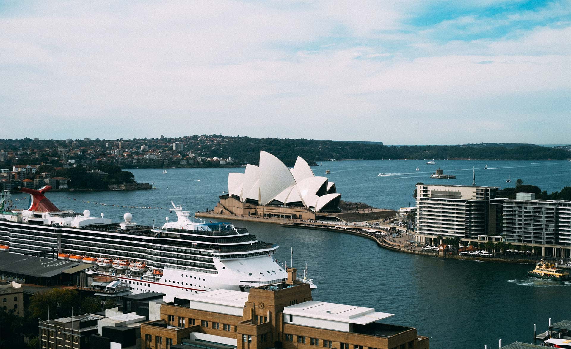 Harbor of Sidney, Australia (Photo Jay Wennington, Unsplash)